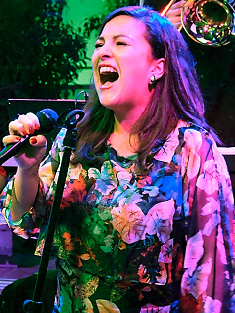 Nadine Kapourgatzidis, Sängerin